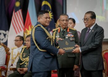 MOHAMED Khaled Nordin ketika Majlis Graduasi Maktab Ketahanan Nasional (MKN), Maktab Pertahanan Angkatan Tentera (MPAT) dan Maktab Turus Angkatan Tentera (MTAT) bagi sesi 2025 di PUSPAHANAS, Putrajaya. - UTUSAN/FAIZ ALIF ZUBIR