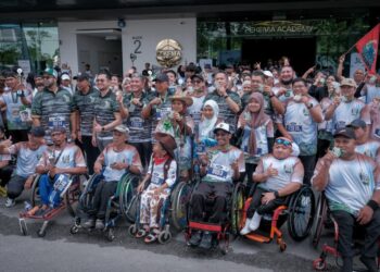 MOHAMED Nazari Noordin bergambar bersama peserta Majlis Go Green Charity Run 2.0 di Wisma Yayasan PEKEMA, Cyberjaya. - UTUSAN/FAIZ ALIF ZUBIR