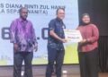 DANIEL Gooi Zi Sen (tengah) ketika menyampaikan insentif PACE 2025 kepada salah seorang atlet negeri yang layak di George Town, Pulau Pinang, hari ini.-UTUSAN/SAFINA RAMLI