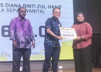 DANIEL Gooi Zi Sen (tengah) ketika menyampaikan insentif PACE 2025 kepada salah seorang atlet negeri yang layak di George Town, Pulau Pinang, hari ini.-UTUSAN/SAFINA RAMLI