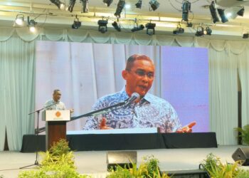 TAKIYUDDIN Hassan semasa menyampaikan ucapan pada Majlis Penerangan dan Pemimpin Bersama Masyarakat India di Kota Bharu, Kelantan malam tadi.-UTUSAN/YATIMIN ABDULLAH.