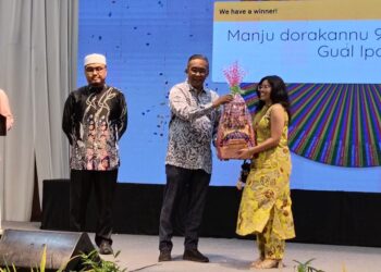 TAKIYUDDIN Hassan (dua kiri) menyerahkan hamper cabutan bertuah kepada salah seorang pemenang pada Majlis Penerangan dan Pemimpin Bersama Masyarakat India di Kota Bharu, Kelantan malam tadi-UTUSAN/YATIMIN ABDULLAH.