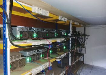 SEBAHAGIAN daripada peralatan yang dirampas susulan serbuan yang dilakukan ke atas premis yang menjalankan operasi perlombongan bitcoin yang disambungkan secara haram ke sumber bekalan elektrik di Jalan Ayer Putih, Balik Pulau, Pulau Pinang.-GAMBAR/IBU PEJABAT POLIS DAERAH (IPD) BARAT DAYA