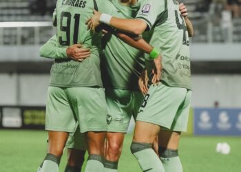 PEMAIN Selangor FC, Chrigor Flores Moraes (kiri) meraikan jaringan bersama rakan sepasukan ketika menentang Penang FC dalam aksi Liga Super di Stadium Bandaraya, Pulau Pinang malam ini.-GAMBAR/FACEBOOK SELANGOR FC