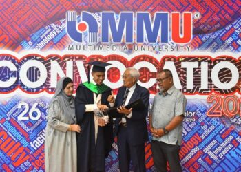 MUHAMMAD Faris Fiqran Muhamad bersama Tun Zaki Azmi pada majlis Konvokesyen MMU, Cyberjaya.