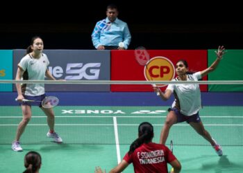 Aksi pemain beregu negara, M. Thinaah-Pearly Tan ketika menentang beregu Indonesia, Rachel Allessya Rose dan Febi Setianingrum pada separuh akhir acara individu di Sukan SEA Thailand 2025 di Universiti Thammasat di sini hari ini. GAMBAR: FARIZ RUSADIO