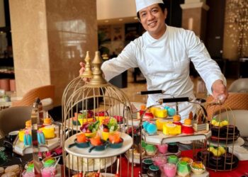 MUHAMMAD Adib Nordin kreatif dalam menyusun atur hiasan pencuci mulut.