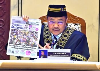 MOHD. Sharkar Shamsudin menunjukkan akhbar Utusan Malaysia pada Sabtu lalu yang menyiarkan tentang Belanjawan Pahang 2026 pada sidang Dewan Undangan Negeri (DUN) Pahang di Wisma Sri Pahang di Kuantan, Pahang. - UTUSAN/SHAIKH AHMAD RAZIF.