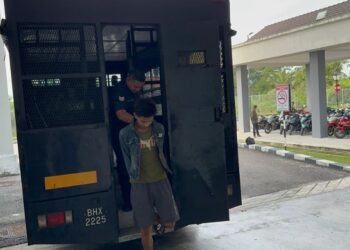ANGGOTA polis semasa membawa tertuduh atas pertuduhan mencuri motosikal dan memiliki dadah di Mahkamah Majistret, Kota Bharu, Kelantan hari ini.