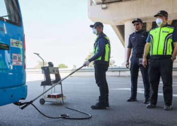 BADLISHAH Ahmad (kanan) ketika turut-serta dalam Ops GERAK Kebangsaan yang dijalankan berhampiran Plaza Tol Jambatan Kedua Pulau Pinang di Batu Kawan, Pulau Pinang hari ini.-UTUSAN/DANIAL SAAD