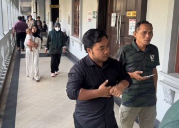 MOHAMAD Zulaiman (kanan, berbaju hitam) dan Nur Nina (kiri, berbaju putih) selepas didakwa di Mahkamah Sesyen di sini hari ini atas pertuduhan menyimpan tujuh ekor hidupan liar tanpa lesen.