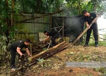 KERJA-kerja merobohkan salah satu pangkalan haram yang terdapat di Rantau Panjang, Kelantan hari ini-IHSAN JABATAN PENERANGAN MALAYSIA.
