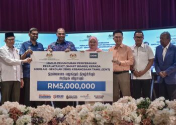 RAMANAN Ramakrishnan (tiga dari kiri) bersama Menteri Pendidikan, Fadhlina Sidek ketika menyempurnakan gimik penyampaian smartboard kepada wakil sekolah pada Majlis Peluncuran Penyerahan Peralatan ICT (Smartboard) di Sekolah Jenis Kebangsaan Tamil SJK(T) Vivekananda Brickfield, Kuala Lumpur. - UTUSAN/M. FIRDAUS M. JOHARI