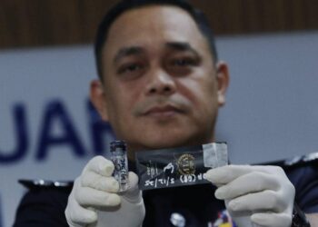 Ketua Polis Daerah Padawan Superintendan Mohd Irwan Hafiz Md Radzi  menunjukkan katrij vape mengandungi cecair ganja yang dirampas.
