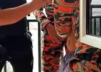 ANGGOTA bomba menenangkan mangsa di Pangsapuri Presint 11, Putrajaya