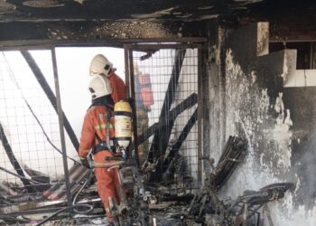 SEORANG wanita dan anak angkatnya rentung dalam satu kebakaran di sebuah rumah di Taman Teluk Air Tawar, Butterworth, Pulau Pinang hari ini.-GAMBAR/JBPM PULAU PINANG
