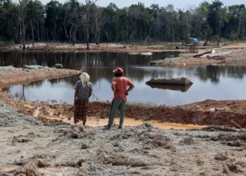 PENDUDUK di beberapa buah kampung yang terkesan dengan pembinaan PLSB Sungai Golok, Rantau Panjang, Kelantan berharap kerajaan dapat membina terusan pintas bagi mengelakkan banjir buruk-UTUSAN/KAMARUL BISMI KAMARUZAMAN.