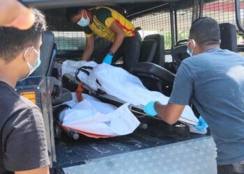 ANGGOTA polis mengangkat mayat Hayani Yaakob dan anak angkatnya yang dikenali sebagai Andra yang rentung dalam satu kebakaran di Taman Rathna, Butterworth, Pulau Pinang hari ini.-UTUSAN/DANIAL SAAD