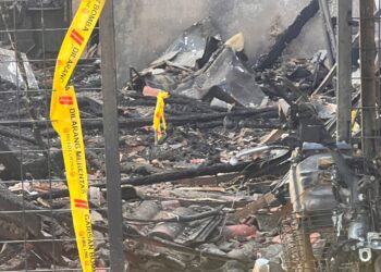 KEADAAN sebuah rumah yang terbakar di Taman Rathna, Butterworth, Pulau Pinang sehingga mengorbankan dua nyawa, hari ini.-UTUSAN/DANIAL SAAD