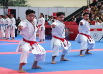 PASUKAN karate lelaki kebangsaan beraksi dalam acara Kata lelaki pada Sukan SEA Thailand 2025 di Bangunan Ratthaprasasanabhakti di sini hari ini.-UTUSAN/ FARIZ RUSADIO