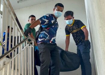 ANGGOTA polis membawa turun mayat seorang wanita dipercayai mati akibat dibunuh oleh suaminya dalam kejadian di sebuah pangsapuri di Jalan Tuna, Seberang Jaya, Pulau Pinang hari ini.-UTUSAN/DANIAL SAAD