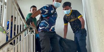 ANGGOTA polis membawa turun mayat seorang wanita dipercayai mati akibat dibunuh oleh suaminya dalam kejadian di sebuah pangsapuri di Jalan Tuna, Seberang Jaya, Pulau Pinang hari ini.-UTUSAN/DANIAL SAAD