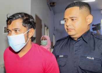 MOHAMMAD Zaini Yusoff (kiri) diiringi anggota polis ketika dibawa ke Mahkamah Sesyen Butterworth, Pulau Pinang hari ini atas pertuduhan pecah rumah.-UTUSAN/DANIAL SAAD
