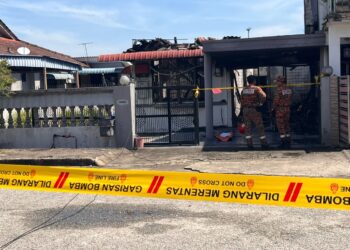 BEBERAPA anggota bomba dilihat sedang memeriksa lokasi kejadian kebakaran di Taman Rathna, Butterworth, Pulau Pinang yang mengorbankan dua nyawa iaitu seorang wanita dan anak angkatnya, pagi semalam.-UTUSAN/DANIAL SAAD