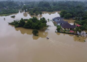 BANJIR gelombang pertama yang melanda turut menjejaskan golongan penternak akualkutur Terengganu yang berdepan kerugian dianggarkan  hampir RM170,000. – UTUSAN/PUQTRA HAIRRY