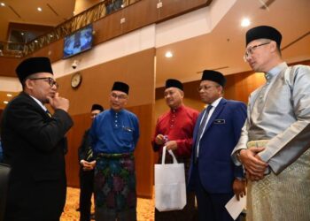 MOHD. Shukri Ramli (dua dari kiri) pada sidang DUN Perlis di Kompleks Seri Putra, Kangar, Perlis.