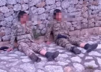 DUA anggota tentera yang terselamat dalam kemalangan melibatkan trak pasukan itu dengan sebuah kereta di Kampung Bukit Belah, Machang, Kelantan petang tadi-IHSAN BOMBA.