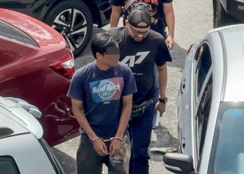 SUSPEK (depan) yang dipercayai membunuh isterinya di rumah mereka di Seberang Jaya, Pulau Pinang semalam ditahan bagi membantu siasatan.-UTUSAN/DANIAL SAAD