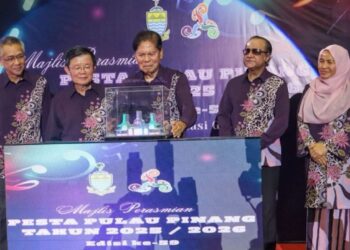 RAMLI Ngah Talib (tengah) dan Chow Kon Yeow (dua dari kiri) ketika hadir pada Majlis Perasmian Pesta Pulau Pinang di Tapak Sungai Nibong, Pulau Pinang, malam tadi. - UTUSAN/DANIAL SAAD