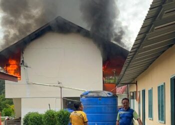 KEBAKARAN yang berlaku di blok asrama SK Pinapak, Pitas. - IHSAN BOMBA
