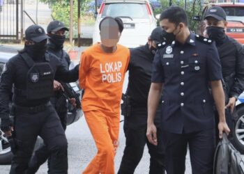 SUSPEK (tengah) yang didakwa membunuh isterinya sebelum menyimpan mayat wanita itu selama empat hari dalam bilik tidur di rumah sewa di Seberang Jaya dibawa ke Mahkamah Majistret Bukit Mertajam, Pulau Pinang pagi tadi untuk mendapatkan perintah reman.-UTUSAN/DANIAL SAAD