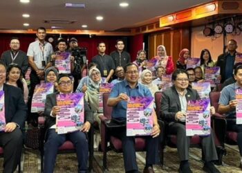 MOHAMAD Zahri Samingon (duduk, tiga dari kiri) bergambar bersama warga MBPJ selepas majlis perasmian Soft Launch dan Sidang Akhbar Publisiti Awal Draf RTPJ (Penggantian) di Ibu Pejabat MBPJ, Petaling Jaya, hari ini. - UTUSAN/SOLEHAH AZIZAN