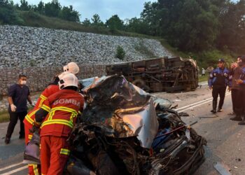 ANGGOTA Jabatan Bomba dan Penyelamat Malaysia (JBPM) Machang berusaha mengeluarkan pemandu kereta Proton Wira yang tersepit selepas bertembung dengan trak ATM di Kilometer 37.8 Jalan Kota Bharu-Kuala Krai berhampiran Bukit Belah, Machang, Kelantan.