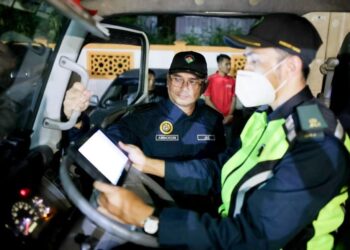 WAN Aminordin Wan Kamaruddin (kiri) melihat pegawainya memeriksa kenderaan semasa penutup Operasi Bersepadu 'Ops Gerak Kenderaan Motor' Sempena Hari Ozon Sedunia 2025 di Kota Bharu, Kelantan malam tadi-UTUSAN/KAMARUL BISMI KAMARUZAMAN.