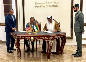 Mohamed Khaled Nordin bersama rakan sejawatnya, Mohamed Bin Mubarak Fadhel Al Mazrouei menandatangani memorandum persefahaman (MoU) kerjasama pertahanan antara kedua-dua negara di Kementerian Pertahanan UAE, Abu Dhabi baru-baru ini.