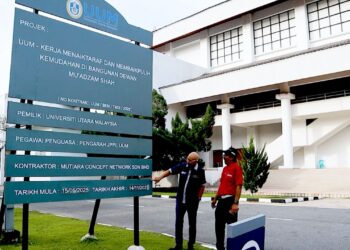 AHMAD Martadha Mohamed menunjukkan papan projek menaik taraf dan membaik pulih kemudahan di Bangunan Dewan Mu’adzam Shah UUM di Changlun, Kedah.