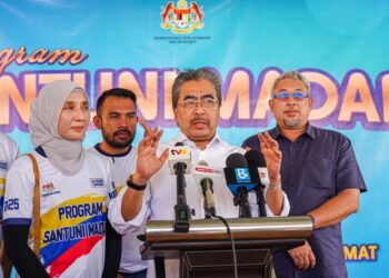 JOHARI Abdul Ghani (dua dari kanan) ketika ditemui pemberita selepas program Santuni Madani Kementerian Perladangan dan Komoditi di Perumahan Awam Sri Perlis 2 di sini, hari ini.