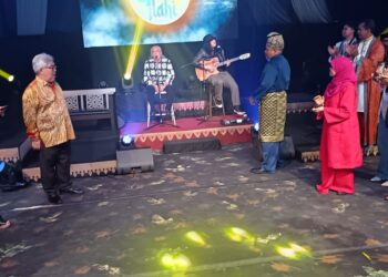 RAMLI Sarip (duduk, kiri) mendapat tepukan tetamu kehormat termasuk MK Ibrahim Abd. Rahman (berdiri, tiga dari kiri) ketika menyampaikan lagu pada program Malam Teromba, Puisi dan Lagu Puisi di Seremban, Negeri Sembilan malam tadi. - UTUSAN/NOR SHAFIQAH MOHD. GHAZALI