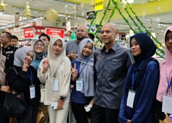 ARMIZAN Mohd. Ali bergambar kenangan bersama para pelajar yang terpilih mengikuti program PJRM di salah sebuah  pusat beli-belah di Tawau. - UTUSAN/BESSE AISYAH