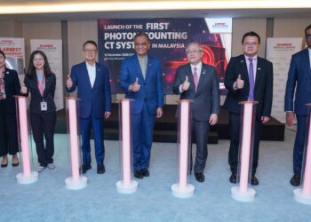 DZULKEFLY Ahmad dan Pengasas dan Pengerusi Kumpulan Sunway, Tan Sri Dr. Jeffrey Cheah (tiga, kiri) pada majlis memperkenalkan pengimpas CT pengiraan foton di Pusat Perubatan Sunway, Bandar Sunway di Petaling Jaya, semalam.