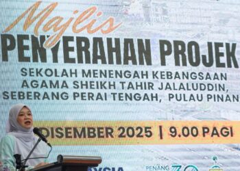 FADHLINA Sidek ketika berucap pada Majlis Penyerahan Sekolah Baharu 20 Bilik Darjah, Asrama dan Kemudahan Lain di SMKA Sheikh Tahir Jalaluddin, Seberang Perai Tengah, Pulau Pinang hari ini.-UTUSAN/DANIAL SAAD