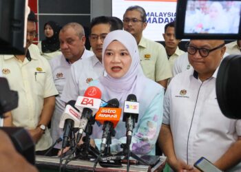 FADHLINA Sidek (tengah) ketika ditemui pemberita semasa menghadiri Majlis Penyerahan Sekolah Baharu 20 Bilik Darjah, Asrama dan Kemudahan Lain di SMKA Sheikh Tahir Jalaluddin, Seberang Perai Tengah, Pulau Pinang, hari ini.-UTUSAN/DANIAL SAAD