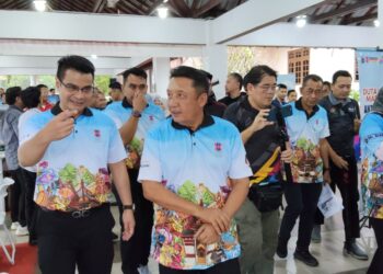 AHMAD Jazlan Yaakub (dua kiri) semasa hadir ke perasmian Program Kampung Angkat Madani di bawah Universiti Malaysia Kelantan (UMK) di Pusat Transformasi Ilmu, Bukit Tiu, Machang, Kelantan-UTUSAN/YATIMIN ABDULLAH.