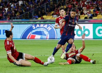 PENYERANG JDT, Jairo Da Silva diasak pemain Sabah pada perlawanan akhir Piala FA 2025/2026 antara JDT dan Sabah, di Stadium Nasional Bukit Jalil, di sini hari ini.-UTUSAN/SHIDDIEQIIN ZON