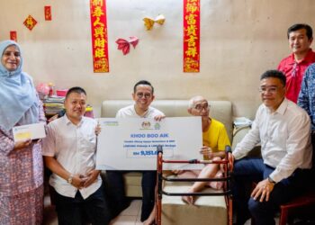 STEVEN Sim Chee Keong (duduk, dua dari kiri) ketika menyerahkan replika cek bernilai lebih RM9,100 kepada Ah Aik (duduk, dua dari kanan) di Bukit Mertajam, Pulau Pinang.