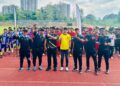 MUHAMMAD Kamil Abdul Munim (jersi kuning) bergambar bersama penganjur Kelab Lestari Vipers dan pemain pasukan U14 di Stadium Mini Uniten, Bangi, Selangor.